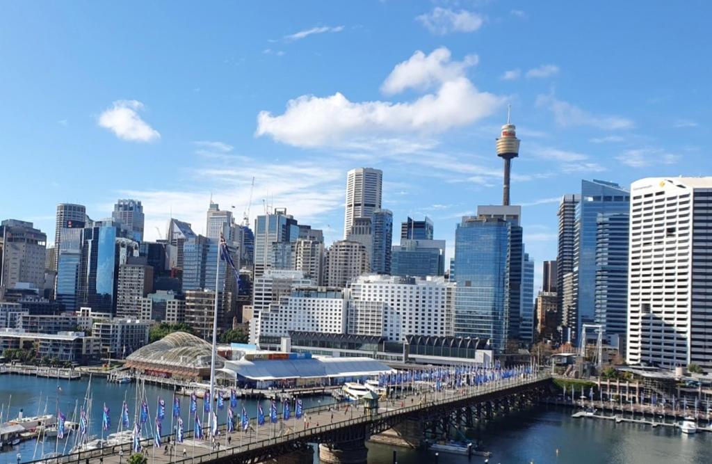 uitzicht op een stad met een brug en gebouwen bij Darling Harbour 2 Bedroom Apartment in Sydney