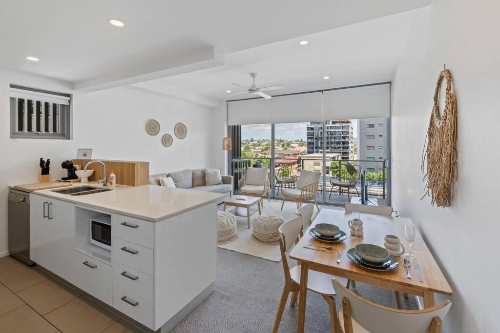 uma cozinha e sala de estar com uma mesa e uma sala de jantar em Peaceful One Bedroom Residence with Parking em Brisbane