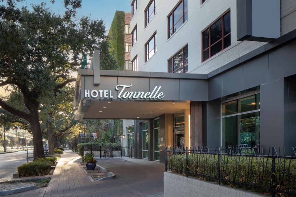 um sinal de hotel tamale em frente a um edifício em Hotel Tonnelle New Orleans, a Tribute Portfolio Hotel em Nova Orleans