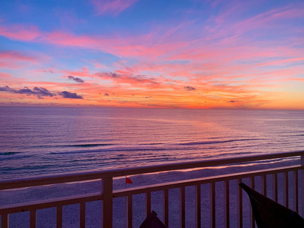 een balkon met uitzicht op de oceaan bij zonsondergang bij Panama City Beach Ocreanfront 2BR in Splash Resort 402W in Panama City Beach