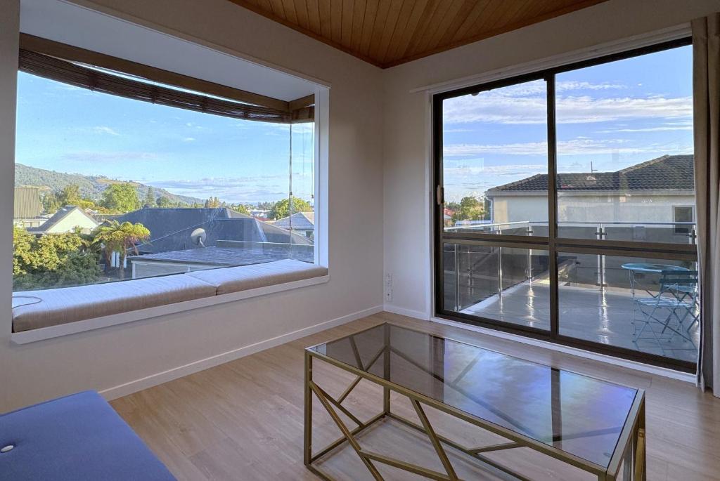 Spacious retreat with Mountain View - Resim 17