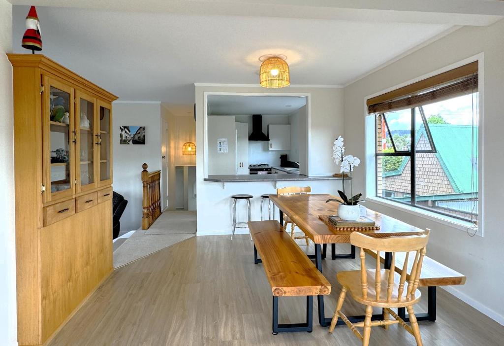 Spacious retreat with Mountain View - Resim 19