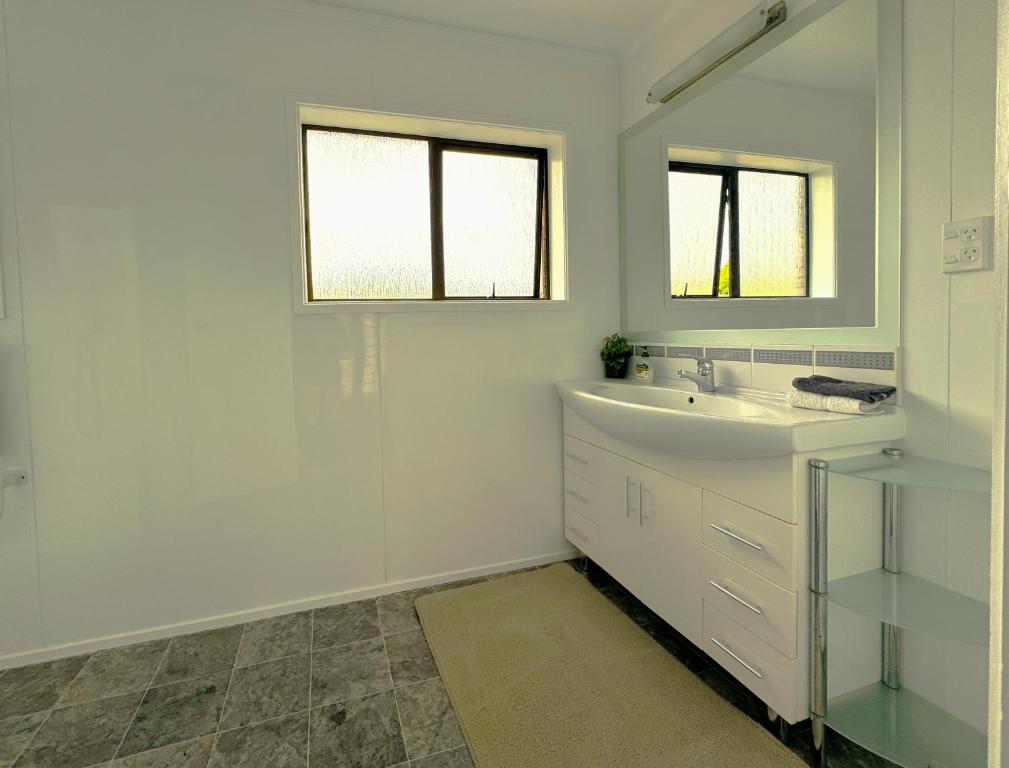 Spacious retreat with Mountain View - Resim 24