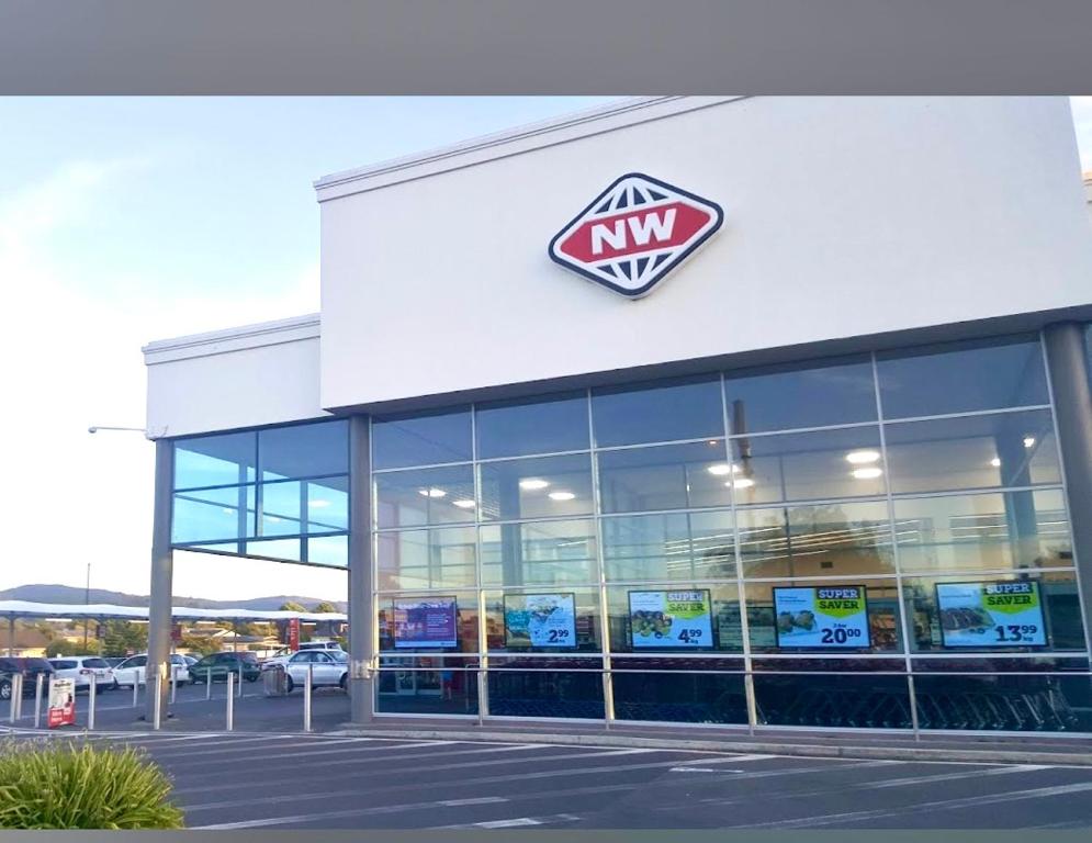 Spacious retreat with Mountain View - Resim 36