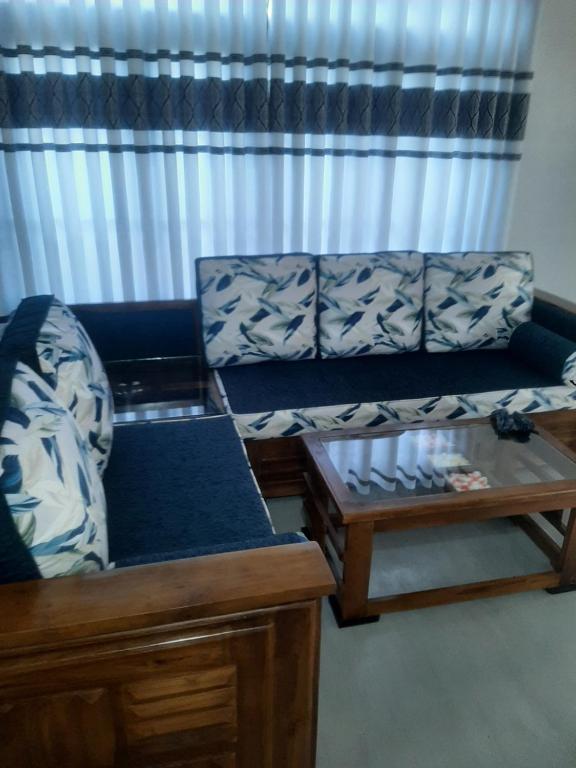 sala de estar con sofá y mesa de centro en Sandcastle Villa en Weligama