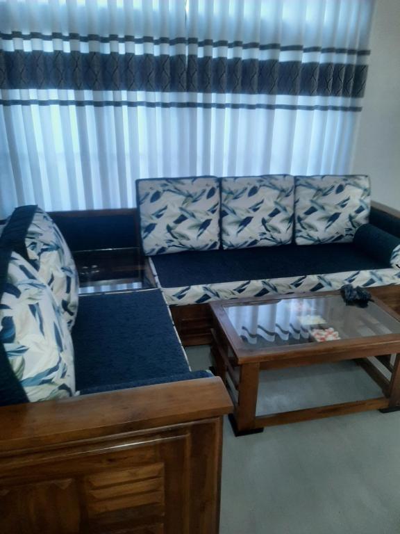 Una sala de estar con un sofá y una mesa de café. en Sandcastle Villa, en Weligama