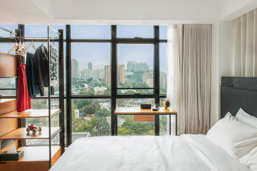 香港にあるHabyt Austin Avenueのベッドルーム1室(ベッド1台、大きな窓付)
