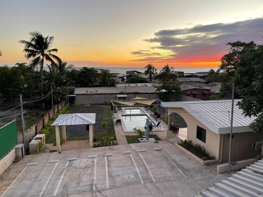 una vista aérea de un aparcamiento con piscina en Lomeli’s Home, 5 minutos del Tunco en La Libertad