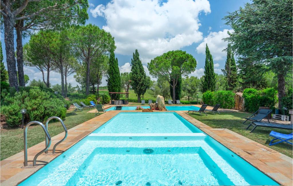 una piscina al aire libre en un patio con árboles en Villa Monte Bottigli, en Grosseto