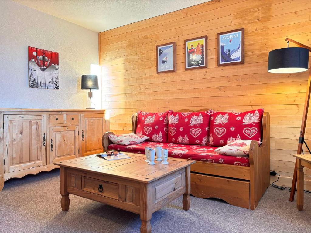 Sala de estar con sofá rojo y mesa de centro en Appartement Avoriaz, 2 pièces, 4 personnes - FR-1-634-99, en Morzine