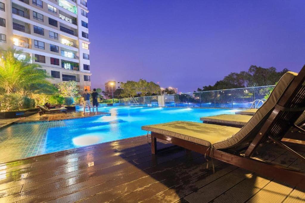 胡志明市的住宿－The Everich Infinity 290 ADV，享有游泳池的夜间景致