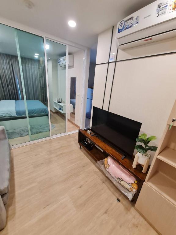 TV a/nebo společenská místnost v ubytování คอนโดอีสวิลบางแสน