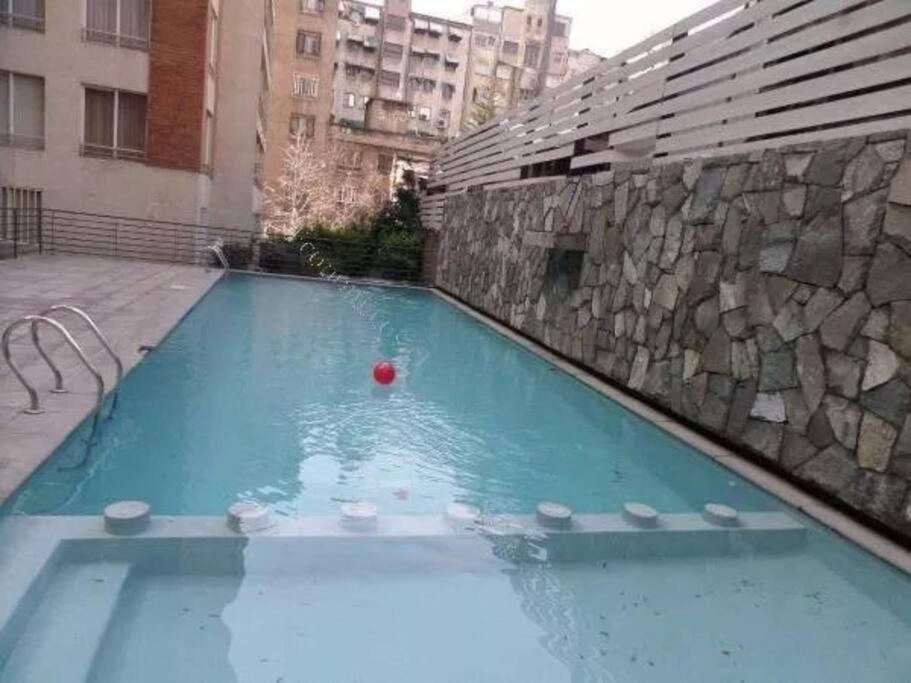 - une piscine avec un ballon dans un bâtiment dans l'établissement Espectacular departamento en Santiago centro., à Santiago