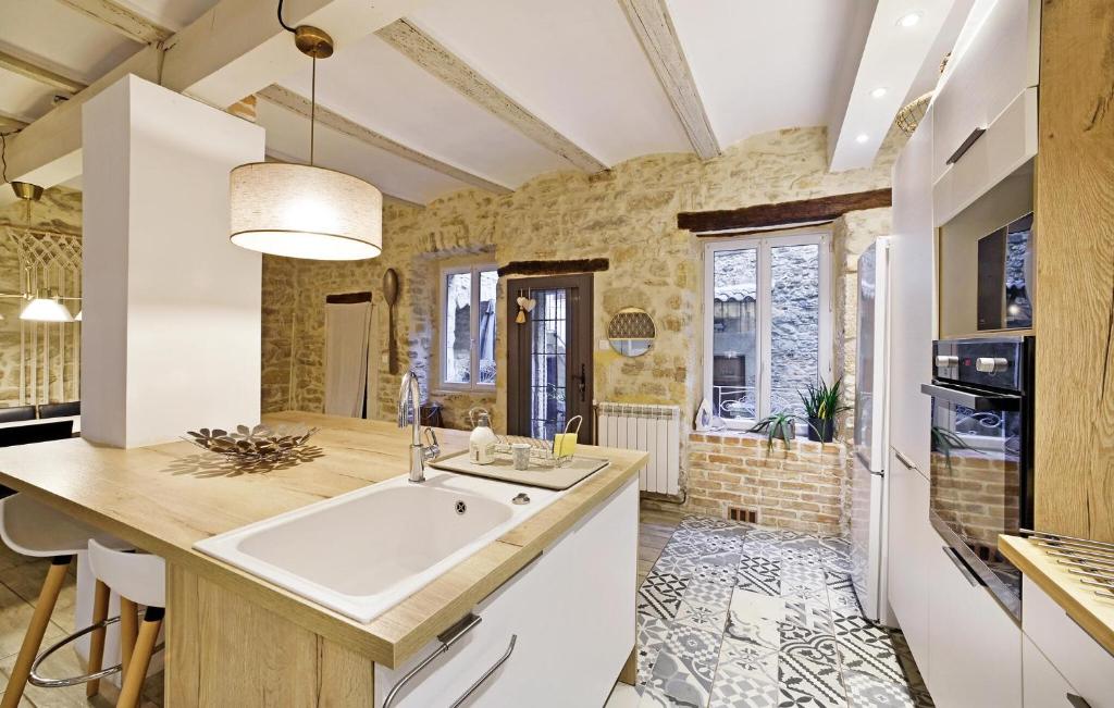 Kylpyhuone majoituspaikassa Gorgeous Home In Bagnols-sur-cze With Kitchen
