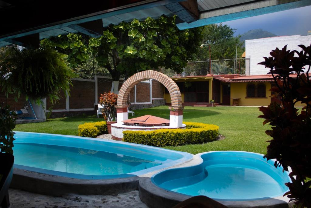 una piscina en el patio de una casa con un arco en Casas México 1 en San Antonio
