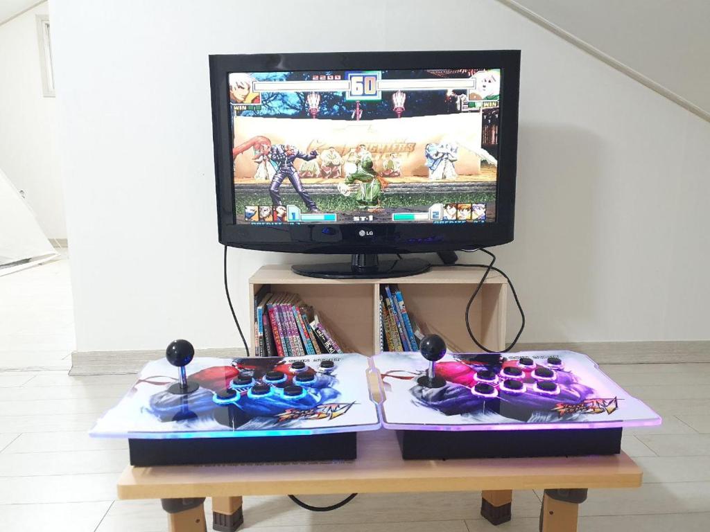 TV a/nebo společenská místnost v ubytování Gamseong House