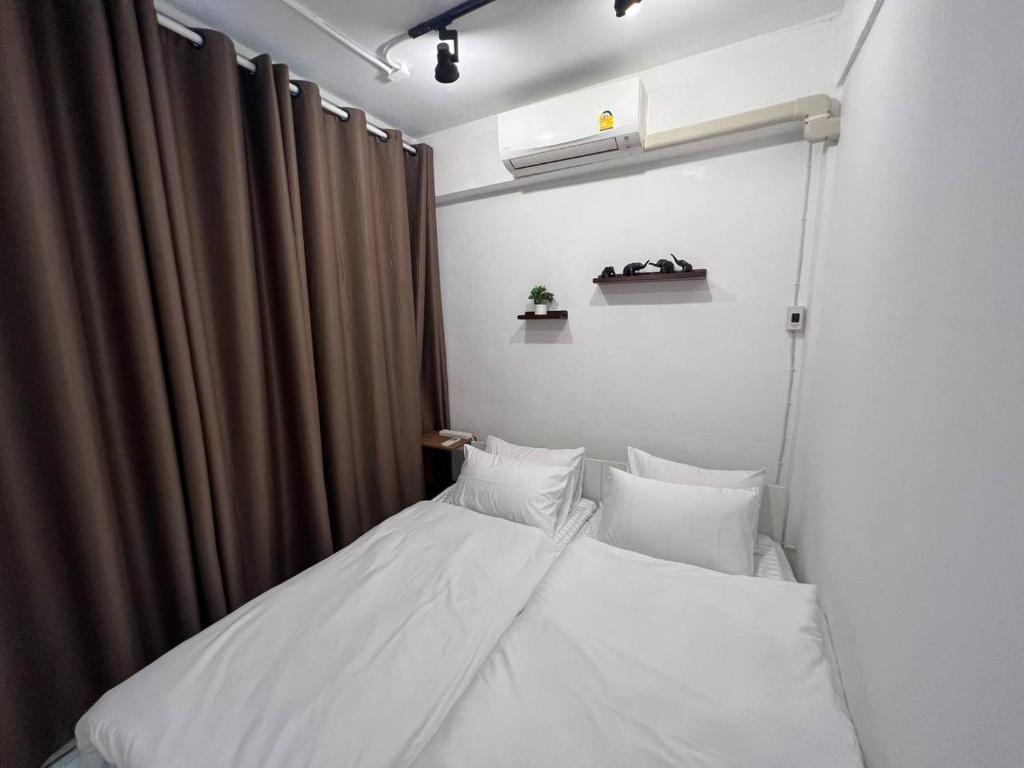 4 Bedroom House with Beautiful Rooftop near BTS Ekkamaiにあるベッド
