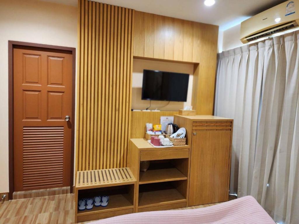 TV a/nebo společenská místnost v ubytování Alaita Hostel Patong