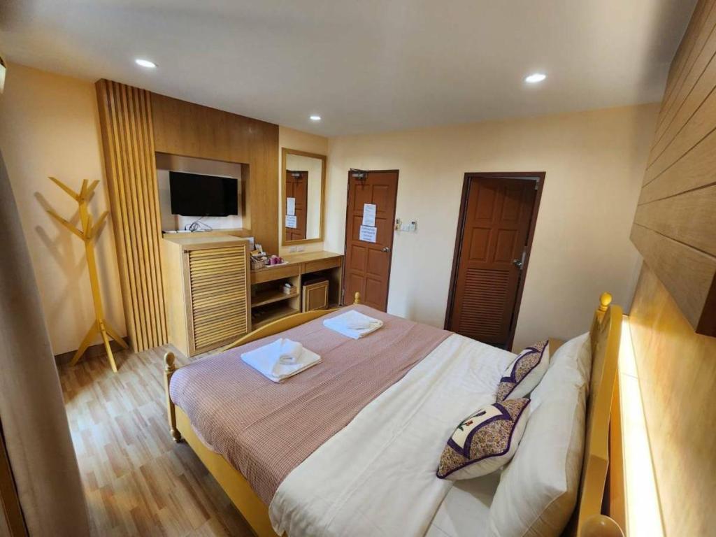 TV a/nebo společenská místnost v ubytování Alaita Hostel Patong