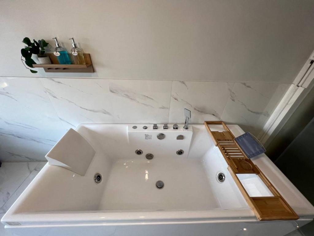 4 Bedroom House with Beautiful Rooftop near BTS Ekkamaiにあるバスルーム