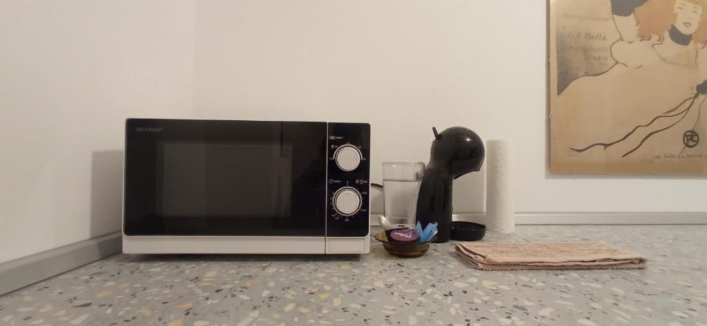 a microwave sitting on the floor next to a blender at Historic Center Studio in Braşov