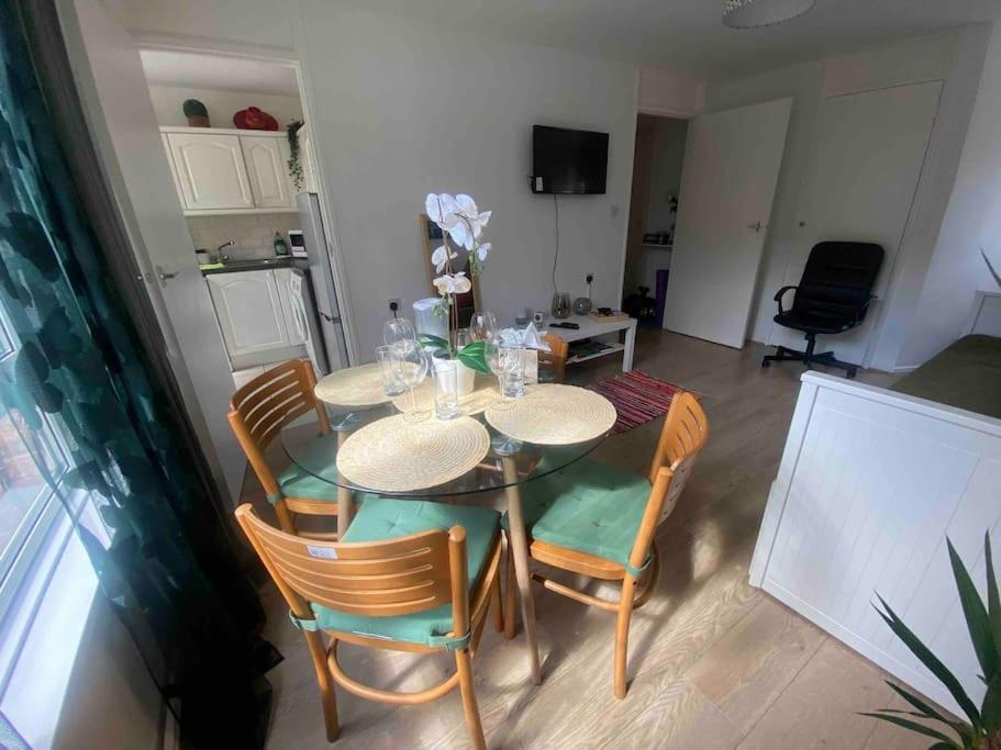 jadalnia ze stołem i krzesłami oraz kuchnia w obiekcie Apt 2/4people Archway/Holloway w Londynie