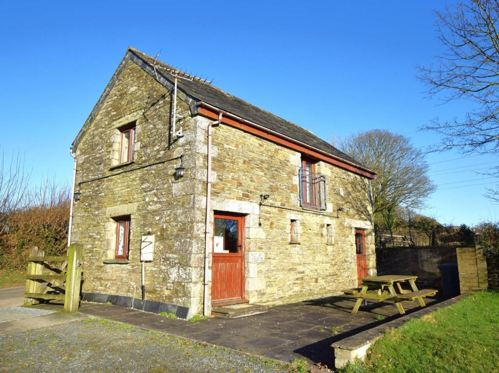 an old stone building with a picnic table in front of it at 2 Bed in Wadebridge QUILL in Saint Tudy