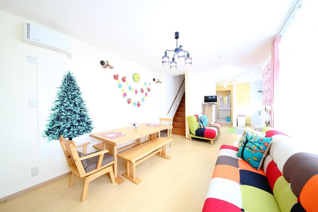 salon ze stołem i choinką świąteczną w obiekcie Sun River Annex Inaho - Vacation STAY 95961 w mieście Kita-hamachō