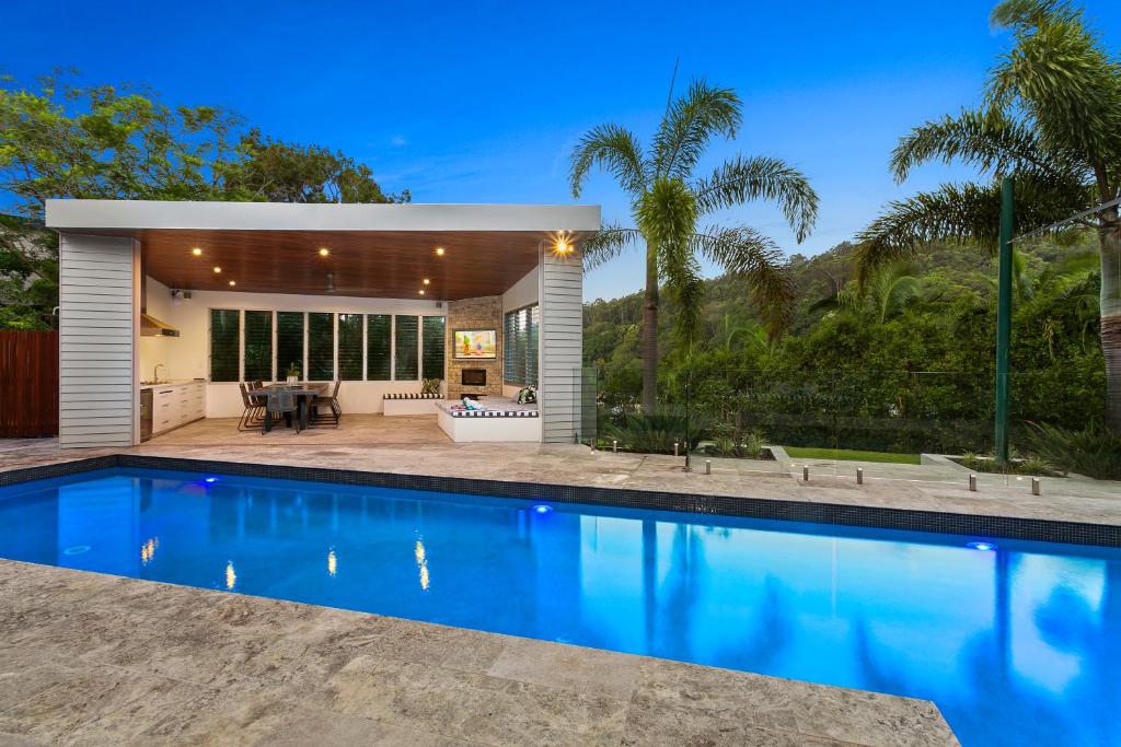 una piscina frente a una casa en Minutes from Hastings Street, en Noosa Heads