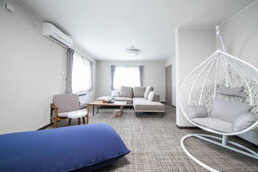 una camera con letto e altalena di THE NORTH PEAK 201 a Furano