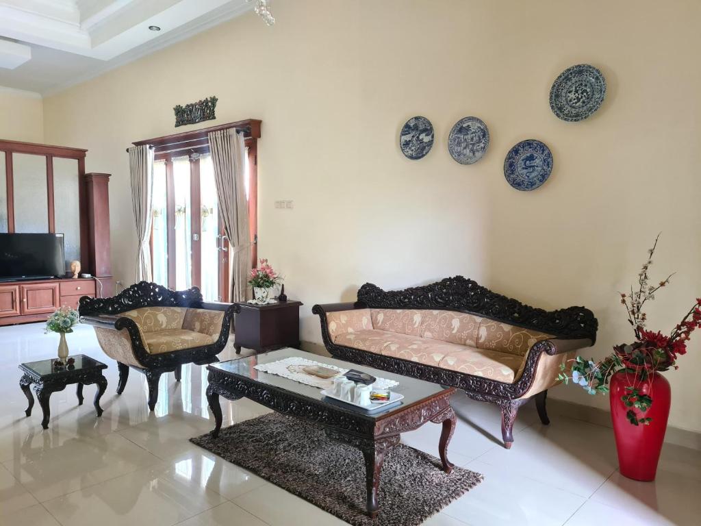 Posezení v ubytování Ndalem Suryo Saptono Guest House