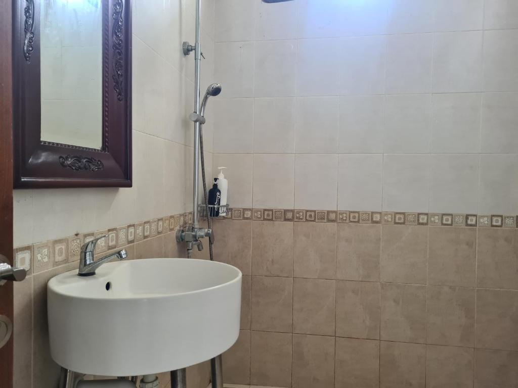 Koupelna v ubytování Ndalem Suryo Saptono Guest House