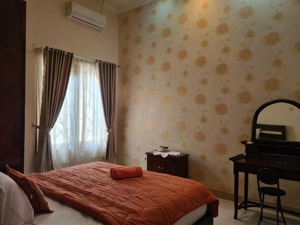 Postel nebo postele na pokoji v ubytování Ndalem Suryo Saptono Guest House