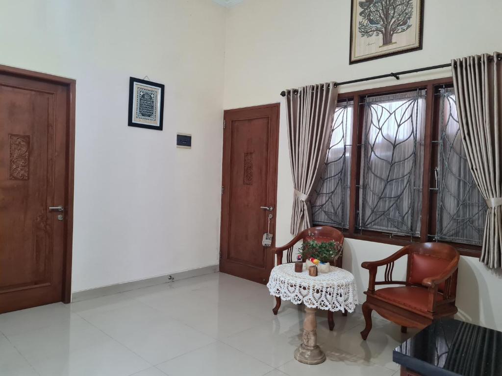 Ndalem Suryo Saptono Guest House - 四人间 - 带浴室
