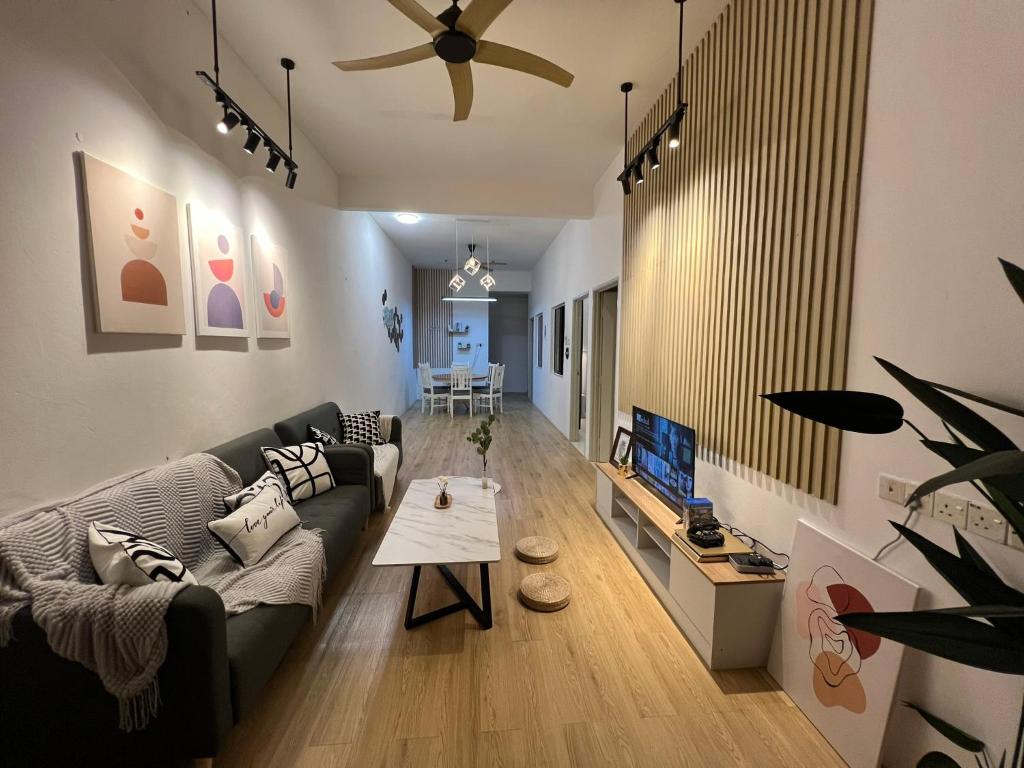 TV a/nebo společenská místnost v ubytování DeMUJI 4BR 10PAX 3Min to ECM KCM, PS4