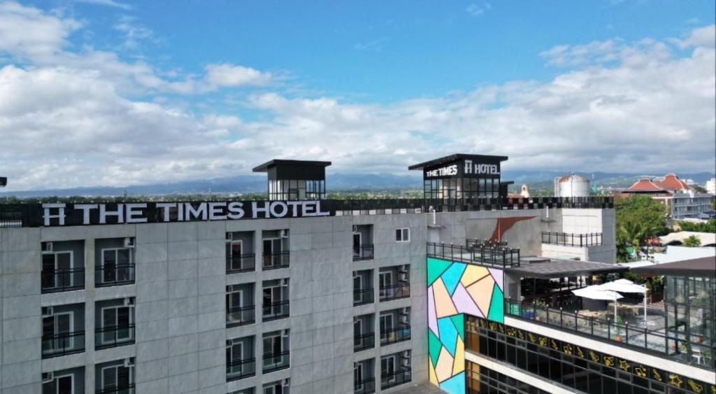THE TIMES HOTEL في انجلس: فندق فيه لافته على اعلى مبنى