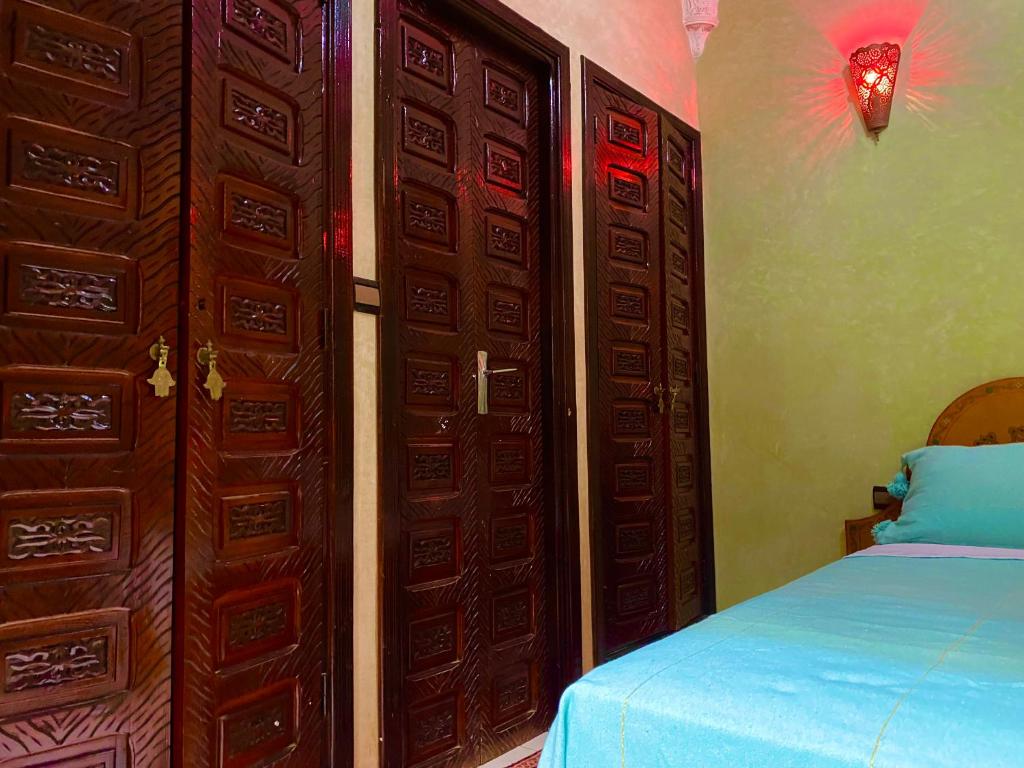 Postel nebo postele na pokoji v ubytování Riad Kamal de luxe avec jacuzzi et trois piscines au cœur de Marrakech