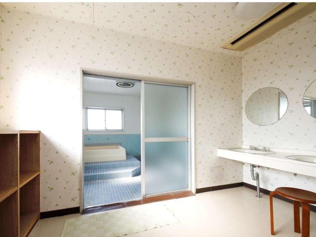 Postel nebo postele na pokoji v ubytování Zentsuji Grand Hotel