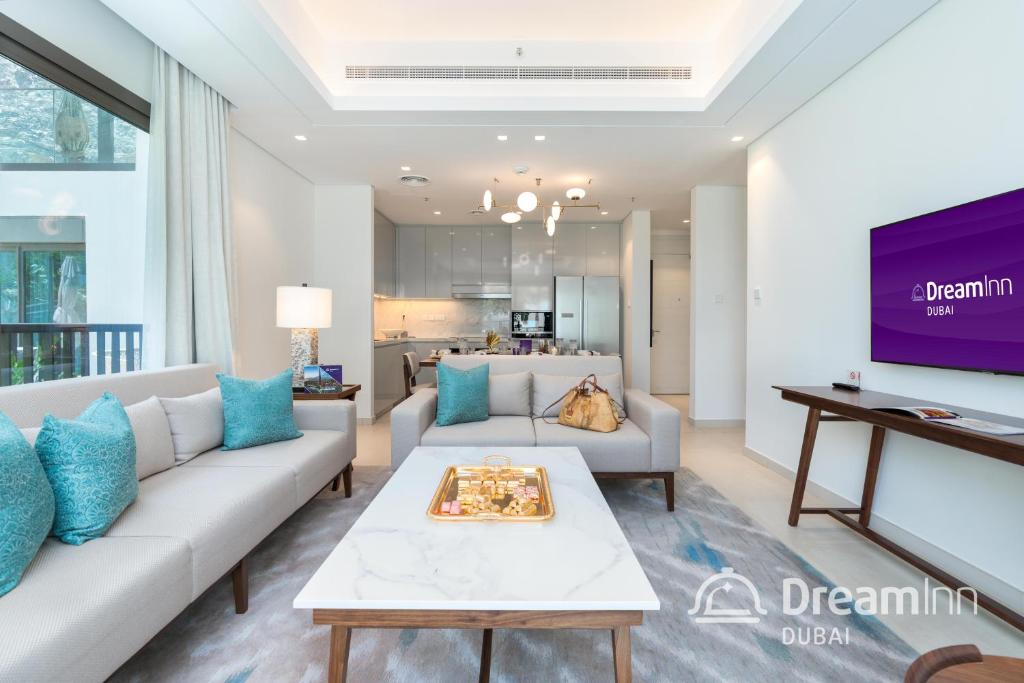 uma sala de estar com um sofá e uma mesa em Dream Inn - Address Beach Residence - Free Beach Access em Fujairah