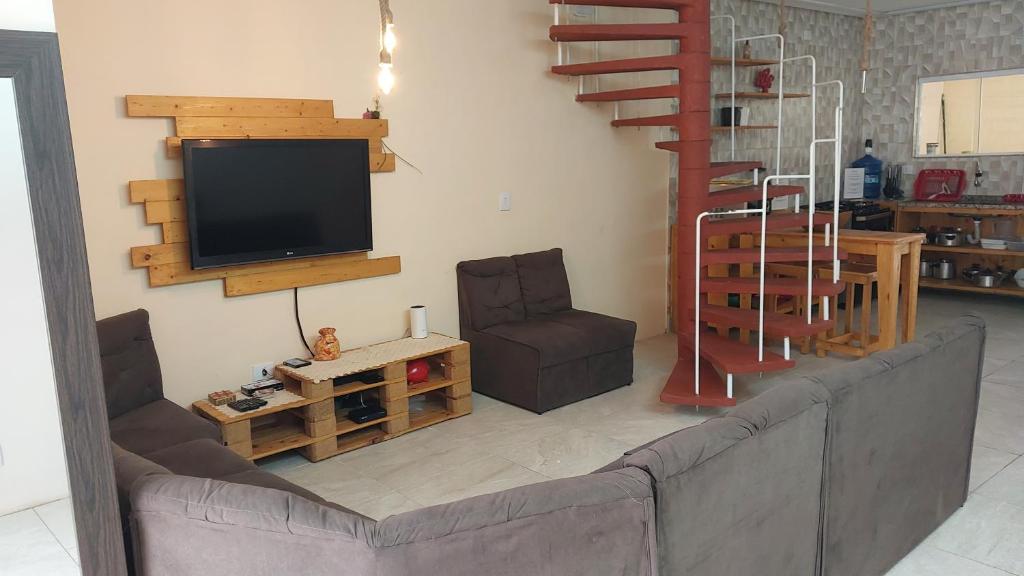 Uma TV ou centro de entretenimento em Casa na Praia do Sapê - Piscina - Churrasqueira