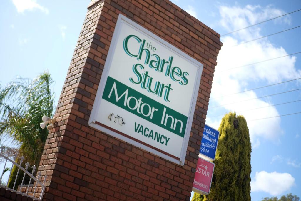 科布勒姆Charles sturt motor inn的砖楼边的标志