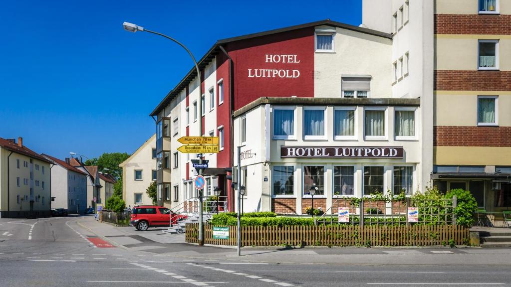 un bâtiment au coin d'une rue dans l'établissement Hotel Luitpold, à Landshut