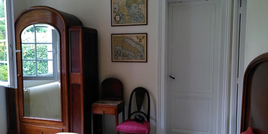 - un coin d'une chambre avec une porte et un miroir dans l'établissement Villa Lulu, à Mérignac