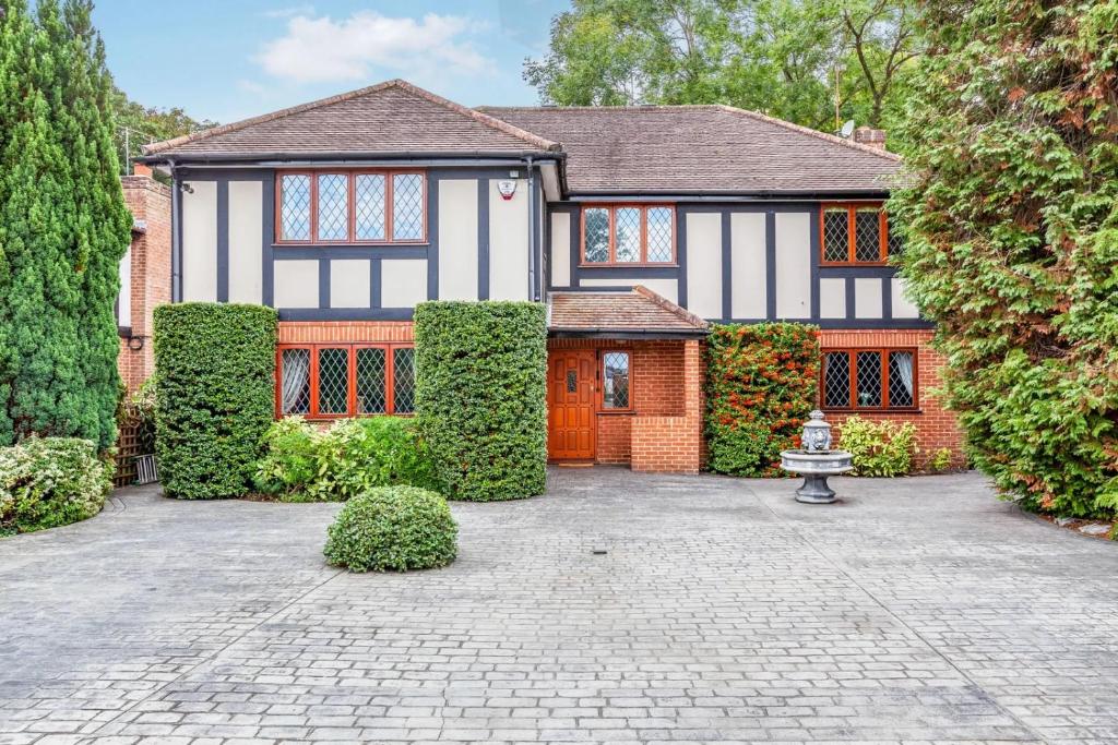una grande casa bianca e nera con cortile di Old Slade Cottage - Train to London 30mins, Heathrow 15mins away,Free Parking - En-suit rooms a Buckinghamshire