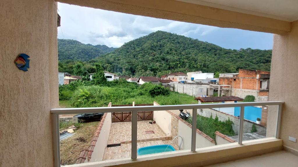 Uma vista da montanha tirada da casa de temporada 