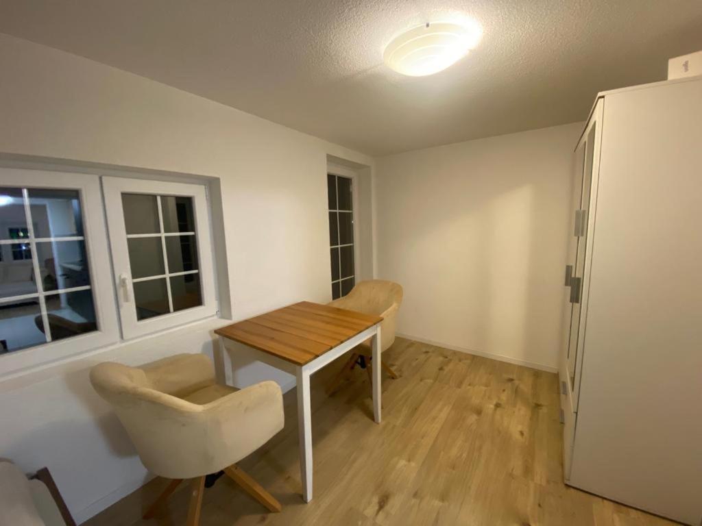 Zimmer mit einem Schreibtisch, einem Stuhl und einem Tisch in der Unterkunft Luxury Apartment in the Heart of Swiss Alps in Küblis