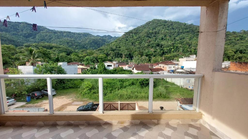 Uma vista da montanha tirada da casa de temporada 