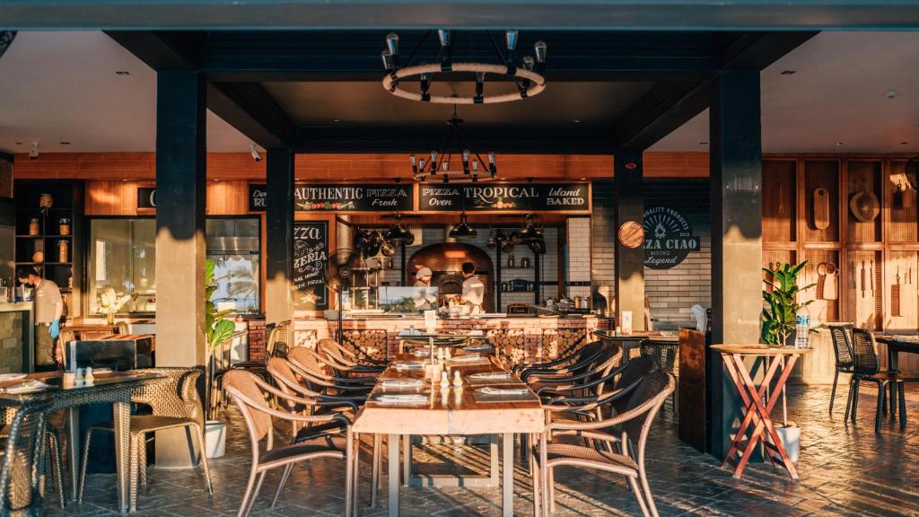 Ein Restaurant oder anderes Speiselokal in der Unterkunft Thavorn Palm Beach Resort Phuket 