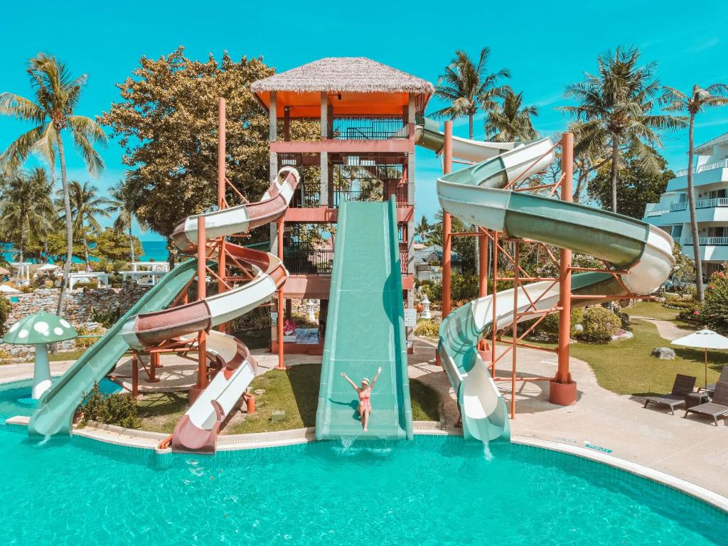 Der Swimmingpool an oder in der Nähe von Thavorn Palm Beach Resort Phuket