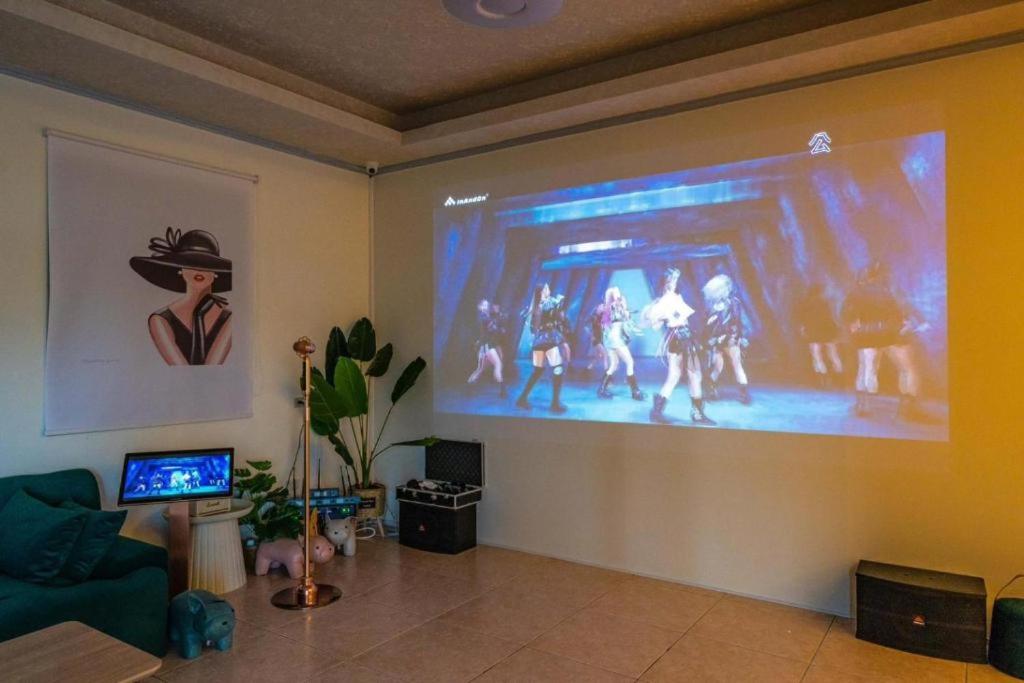 TV o dispositivi per l'intrattenimento presso SKYPIEA Villa 空島五館-萬國 宜蘭包棟民宿l電動麻將l烤肉BBQl聚會